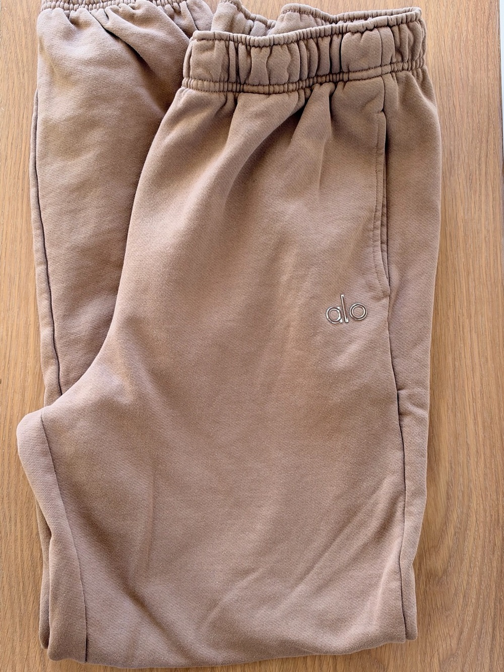 ALO women’s Tan Fleece Jogger Sweatpants